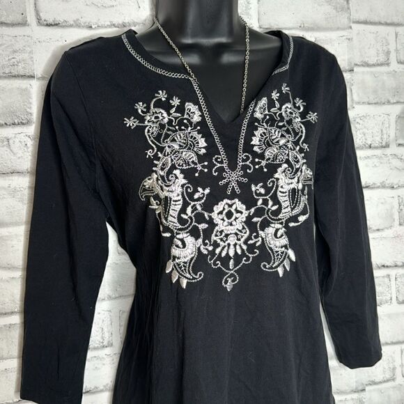 Kim Rogers Embroidered Boho Black & White Vneck Top Shirt Flowy Medium - Picture 3 of 6